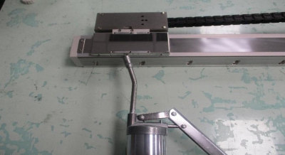 固定直線電機(jī)位置打油.jpg 固定直線電機(jī)位置打油.jpg