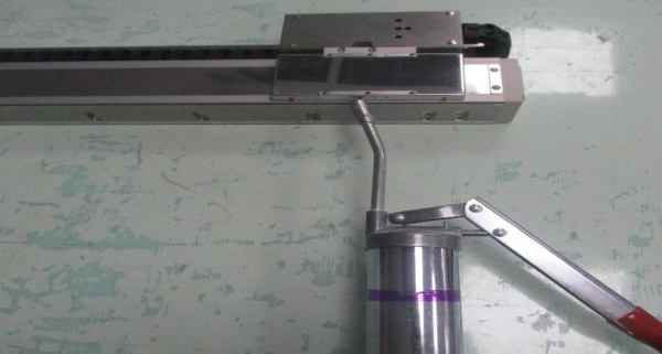 直線電機打油.jpg 直線電機打油.jpg